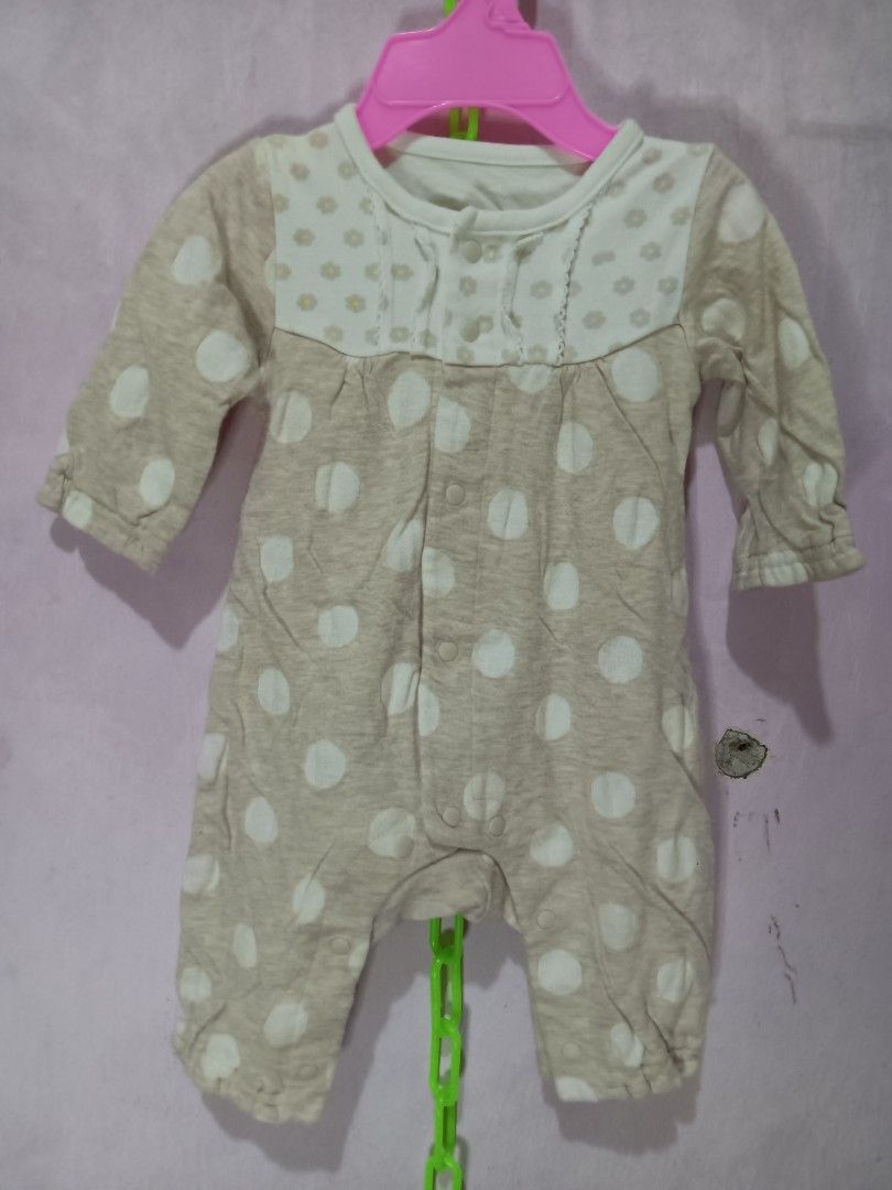Sleepsuit bayi perempuan (Kategori: Baju Bayi) berada di Jakarta Barat. Dikirim oleh mufida03 (ID iklan 1382266269, Gambar 1). Deskripsi: ♡ masih like new ♡ detail ada di foto ♡ size 0-3 bulan.