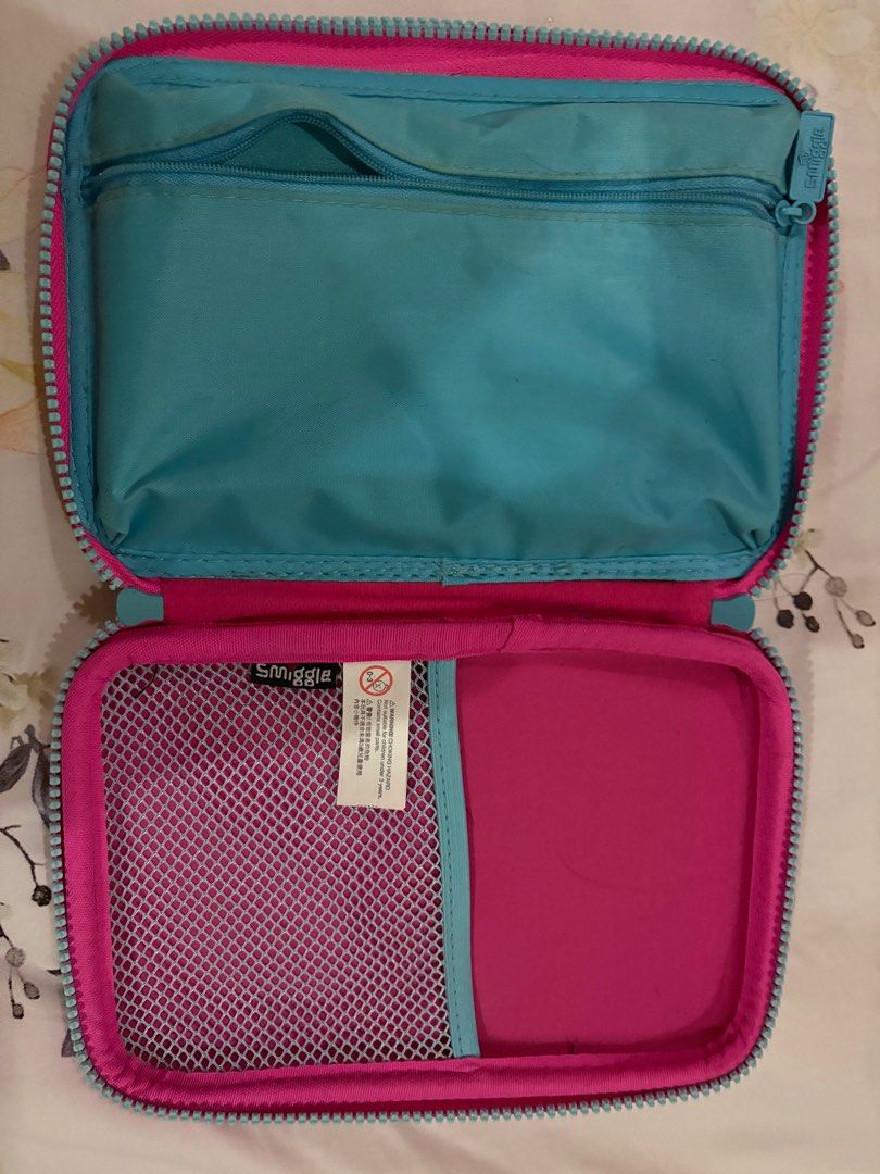 Smiggle Blue Pencil Case (Category: Stationery & School Supplies) located in Bacong. Submitted by alina.eni (Listing ID 1382119989, Image 3). Description: .