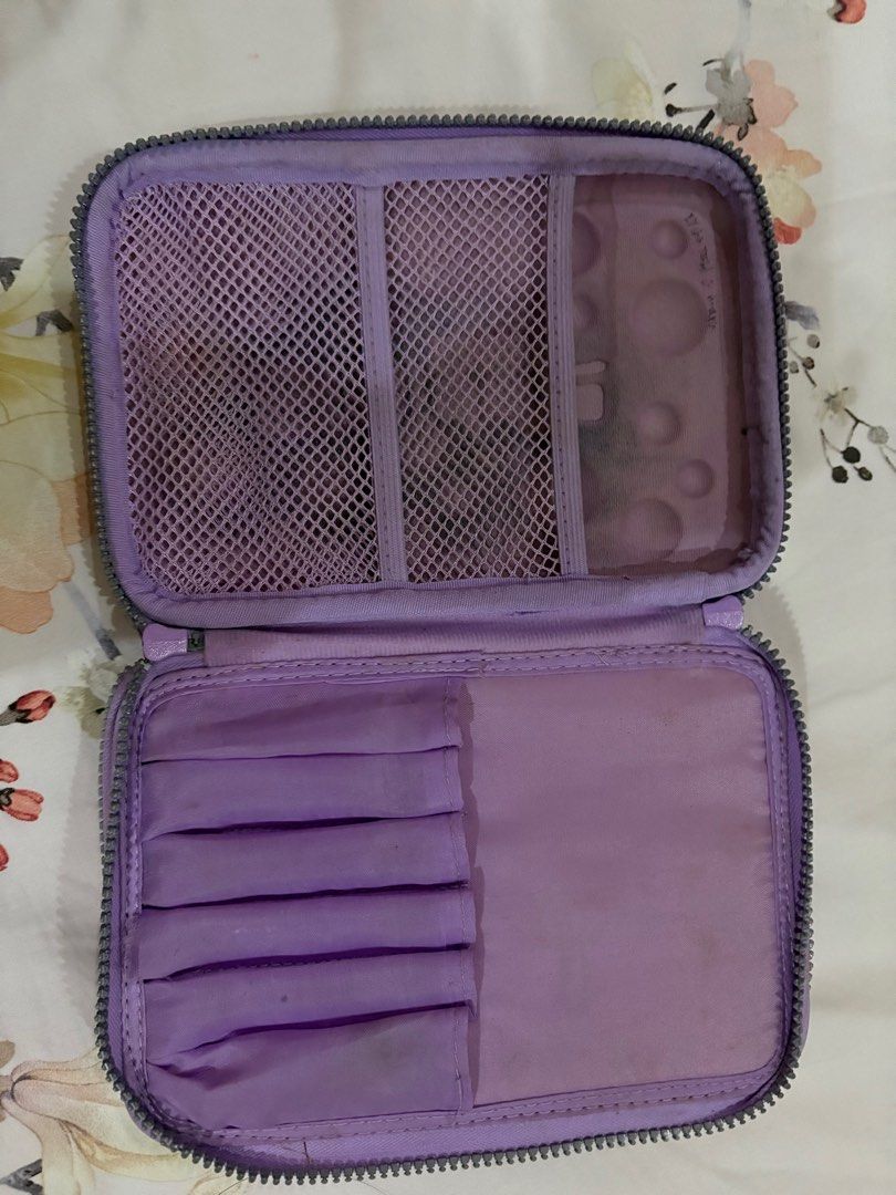 Smiggle Purple Pencil Case (Category: Stationery & School Supplies) located in Bacong. Submitted by alina.eni (Listing ID 1382120197, Image 2). Description: .