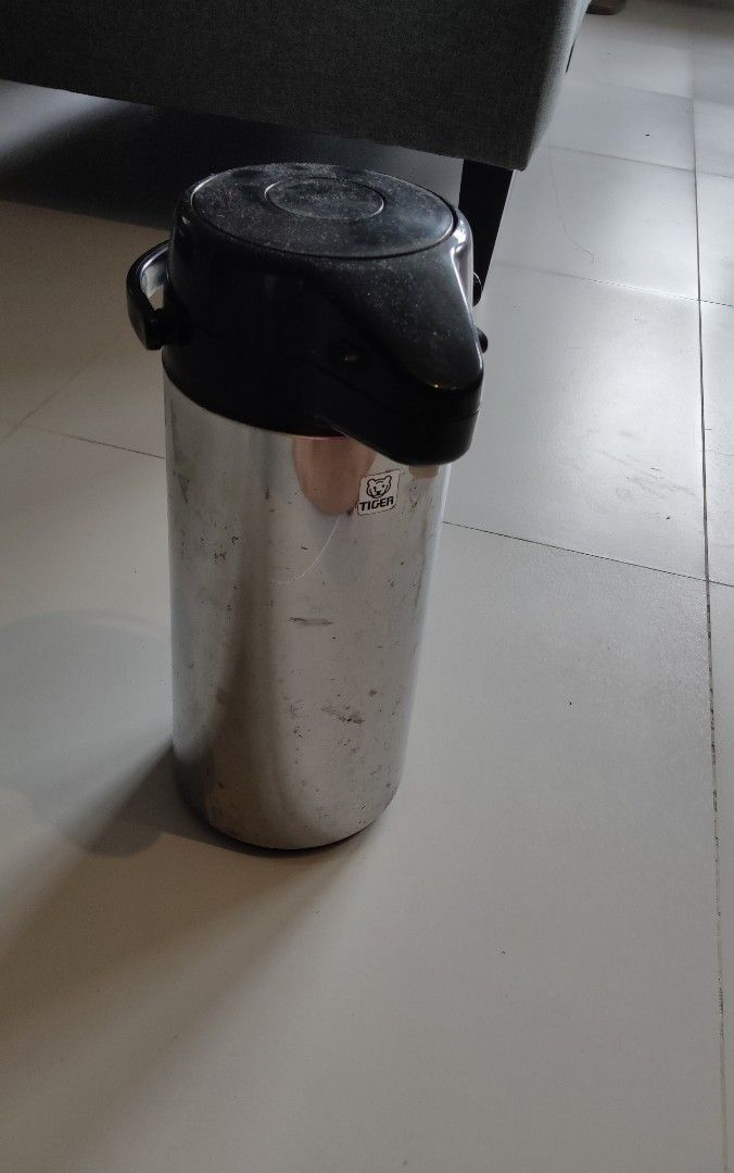 Tiger brand thermos (Category: Coffee & Tea Tableware) located in Cavite. Submitted by 0m0tm0t0 (Listing ID 1382127597, Image 1). Description: insulates hot water for 24 hours, glass lining inside.