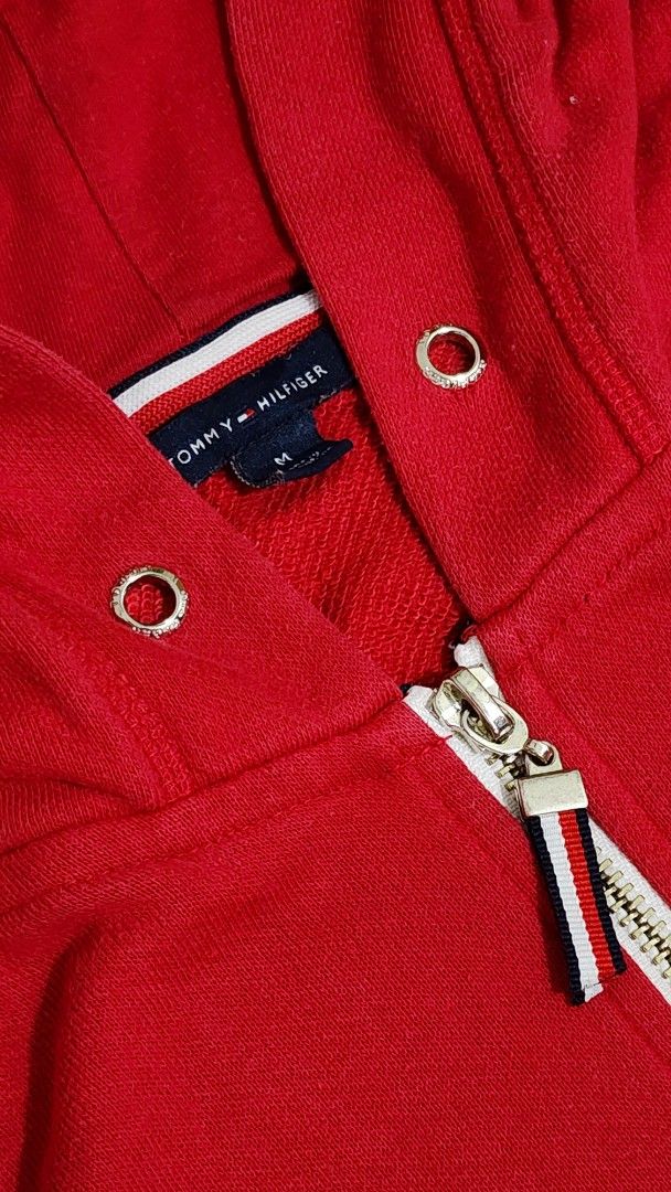 tommy hilfiger hoodie (Category: Others Tops) located in Cabuyao City. Submitted by b.good (Listing ID 1382142612, Image 2). Description: tommy -m on tag -width: 20.5 -length: 23.5 -issue: none -excellent condition -mine: 549.