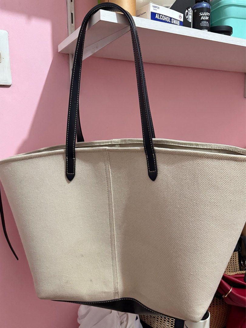 Tote bag (Category: Tote Bags) located in Manila. Submitted by artyreal (Listing ID 1382271160, Image 1). Description: H&M Tote Bag Very Spacious.