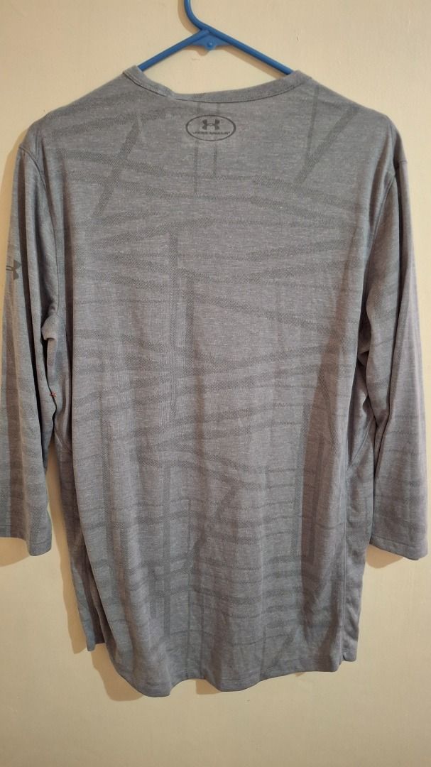 Under Armour Threadborne Gray Long sleeve Shirt (Category: Tshirts & Polo Shirts ) located in Baguio. Submitted by declutter_scarlet (Listing ID 1382187022, Image 2). Description: Size L All measurements are approximate. Free shipping Location: Baguio City DM me for more info Check out my profile for more listings.