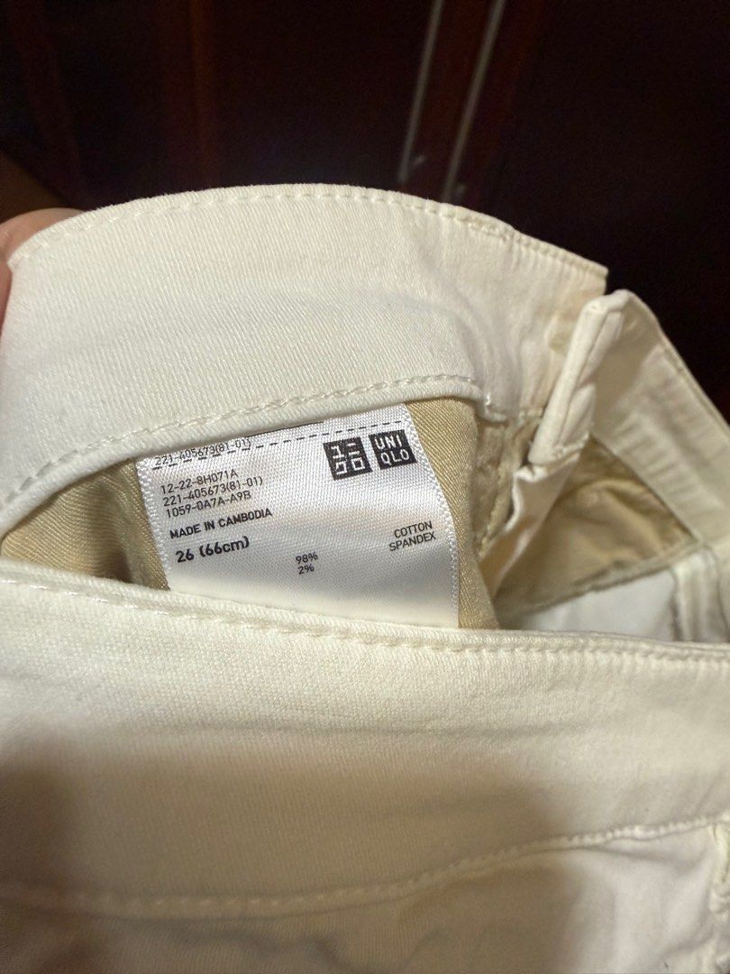 UNIQLO White Slim Fit Jeans (Category: Jeans) located in Tuguegarao City. Submitted by izzysfinds (Listing ID 1382242953, Image 2). Description: This is mid waist jeans that fits 26-27 inches and stops exactly at the ankles .