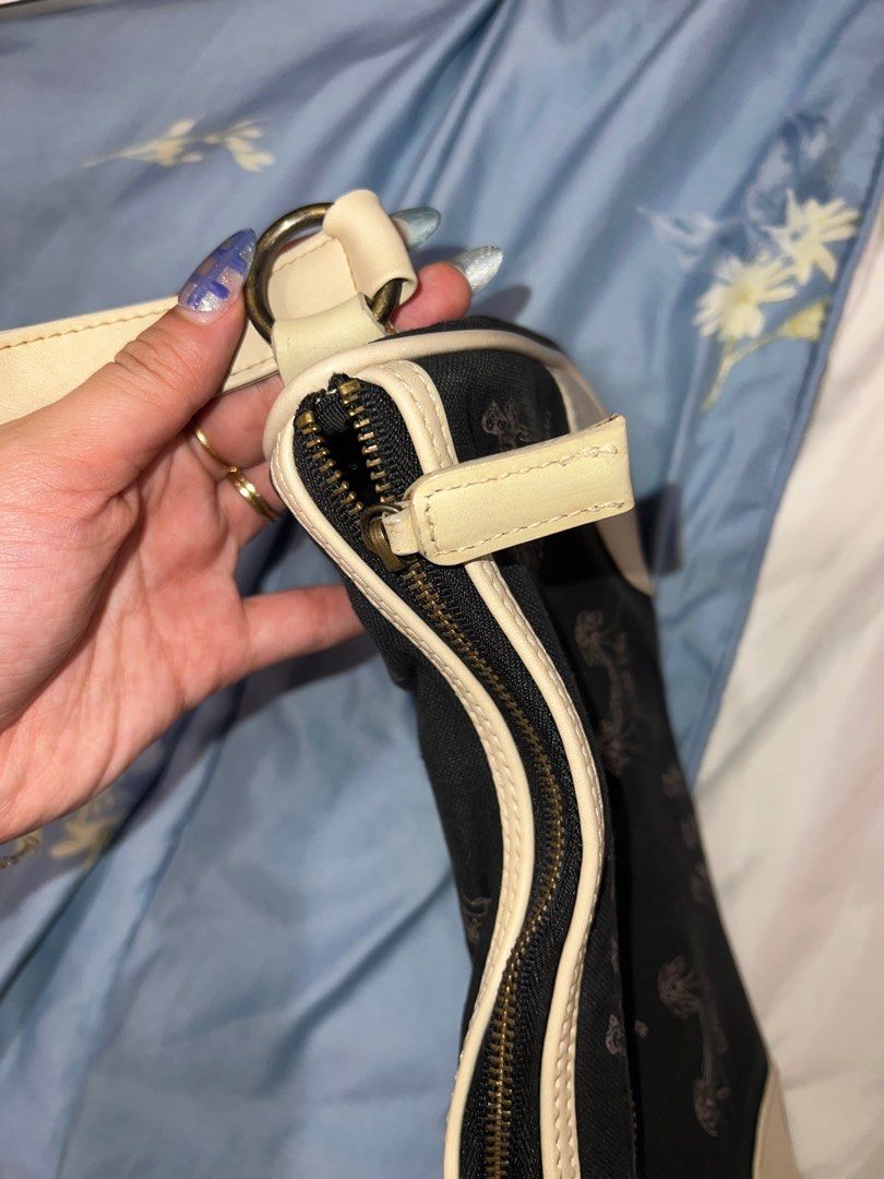 Vintage Anna Sui Bag (Category: Shoulder Bags) located in Manila. Submitted by pinkhamster (Listing ID 1382249516, Image 3). Description: What you see is what you get.
