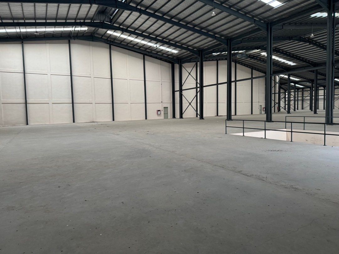 Warehouse in Binan, Laguna For Lease (Category: Commercial) located in Manila. Submitted by ADB.Realtor (Listing ID 1382145273, Image 1). Description: FOR LEASE Brand new warehouses in Brgy. Timbao, Binan, Laguna. Total Covered Floor: 18,658.28 sqm Asking Rates: Php 290/sqm + VAT Common Area Dues: Php 10/sqm. It has 1 loading bay per unit/ warehouse and the ceiling height is 8-12 meters. Terms: Min. 3 years contract. 3 months advance, and 3 month