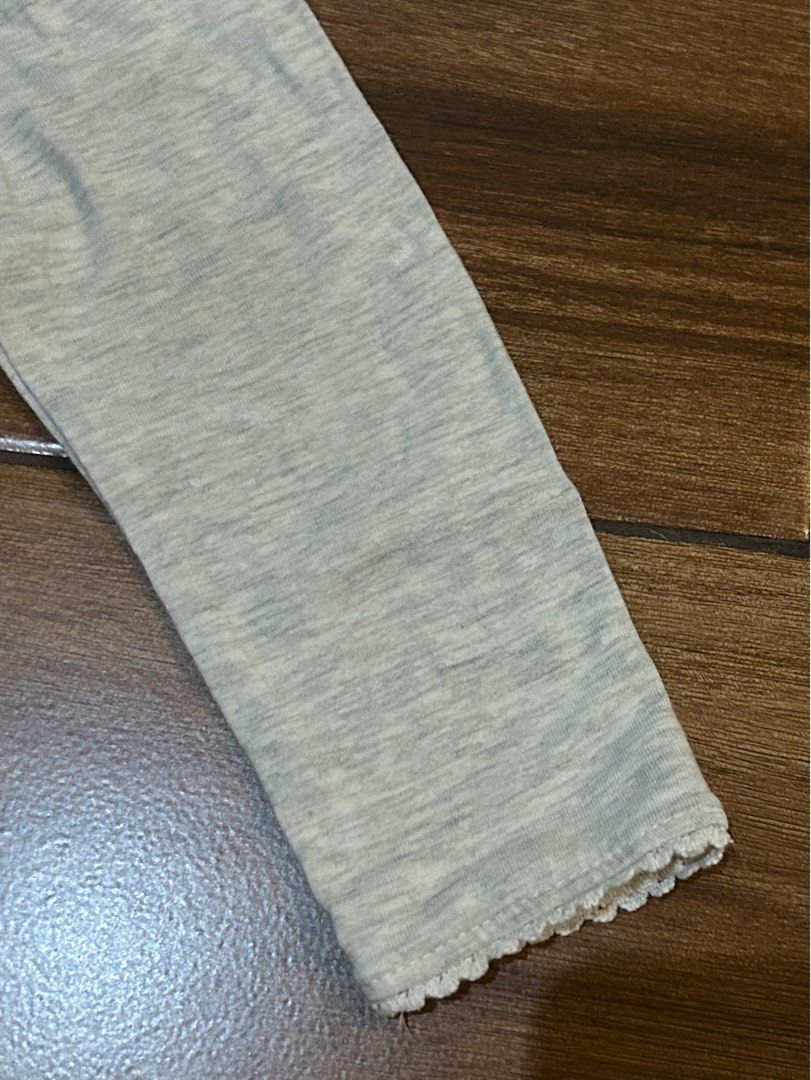 Zara babygirl legging pants (Kategori: Baju Bayi) berada di Surabaya. Dikirim oleh jaqcuelineangelica (ID iklan 1382107799, Gambar 3). Deskripsi: Merk zara babygirl Lebar 21cm masih bisa melar ya Panjang 45 cm Di bagian bawah ada aksen ruffle.
