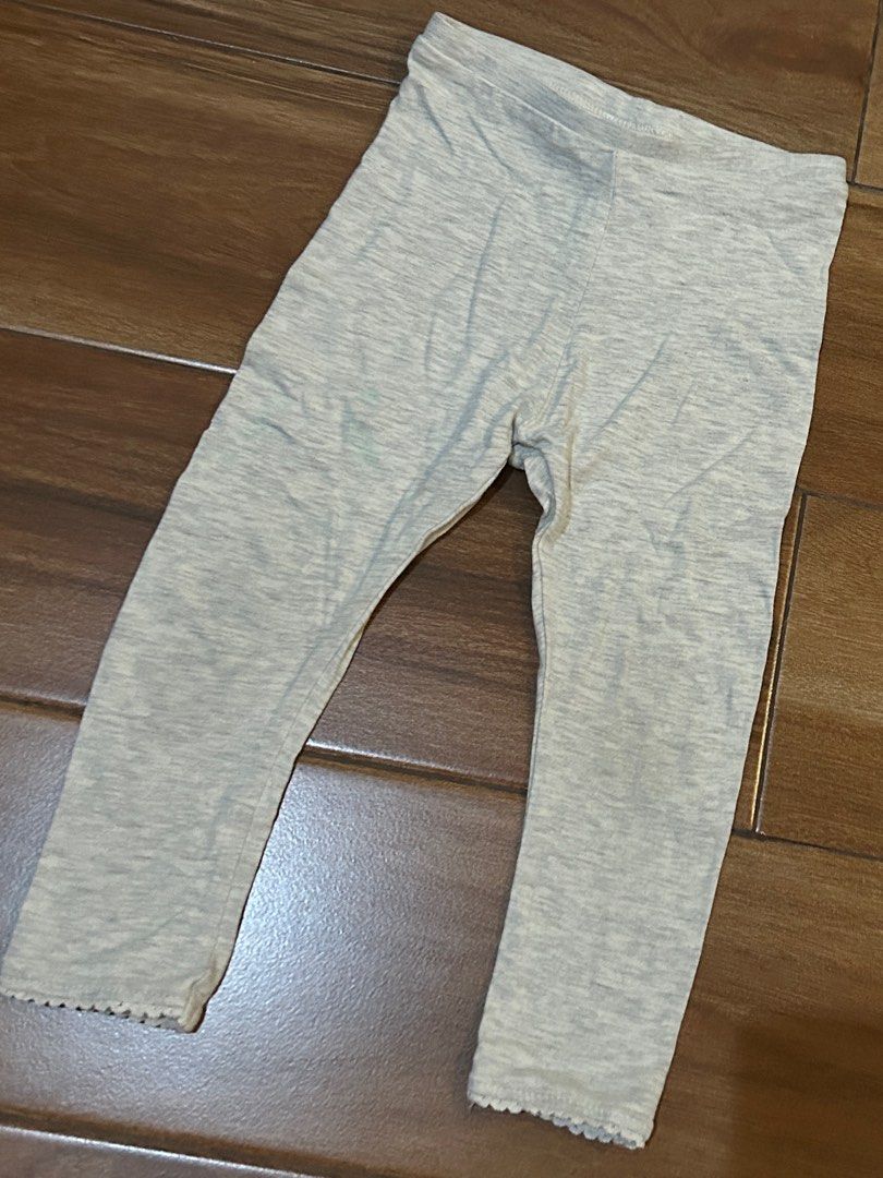 Zara babygirl legging pants (Kategori: Baju Bayi) berada di Surabaya. Dikirim oleh jaqcuelineangelica (ID iklan 1382107799, Gambar 1). Deskripsi: Merk zara babygirl Lebar 21cm masih bisa melar ya Panjang 45 cm Di bagian bawah ada aksen ruffle.