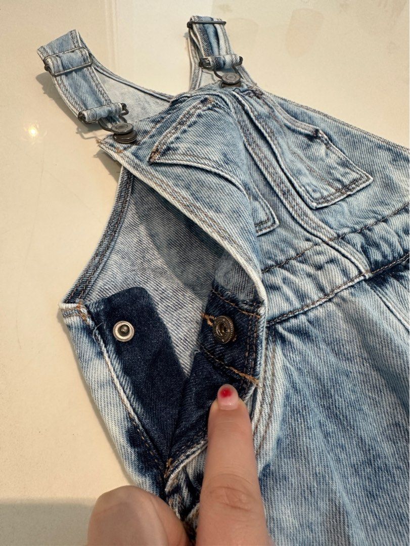 ZARA kids denim jumpsuit (Category: Babies & Kids Fashion) located in Kuala Lumpur. Submitted by hdmart (Listing ID 1382109229, Image 2). Description: It says 12M but it can fit 18M - 2Y.