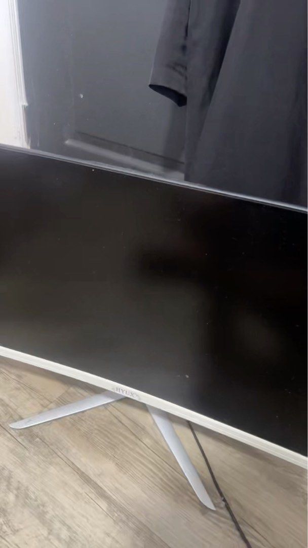 24 inch Monitor63211355384578110