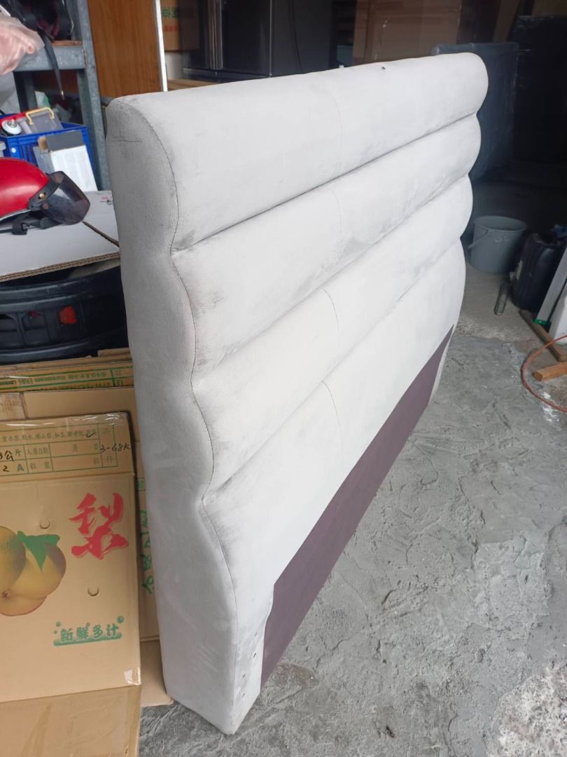 由 vogueclassic (刊登 ID 1382315225，圖片 2) 提交，位於 新北市 (New Taipei) 的 【尚典中古家具】灰色高背絨布5呎床頭板 中古-二手-雙人床頭板-床頭板-絨布床頭板 (類別：其他居家傢俱)，說明：【尚典中古家具】灰色高背絨布5呎床頭板 中古-二手-雙人床頭板-床頭板-絨布床頭板 商品規格(cm)說明 :寬159 深19 高123 ▲ 下標前請先查看內文，實際數量也請先詢問 ▲ ➔ 商品購買須知 ➔ 非常重要 ➔ 請詳閱 ☛ 運費請先私訊詢問 ☚☛ 運費請先私訊詢問 ☚☛ 運費請先私訊詢問 ☚ ★★ 運費金額會依照您所在的地區/樓層幾樓/有無電梯而不同喔。★★ ✔ 運費僅供參考，基本出車價為400元，需視【實際地區】、【樓層】及【商品體積大小】而定。 ✔ 購買請前先量好尺寸看購買商品是否能入內，如送貨處之門口太小或樓梯太矮，造成貨物無法入內，運費將照收。 ✔ 二手家具/家電多少都會有些暇疵，如有比較明顯或特別嚴重的，我們都會另外拍出來。 ✔二手