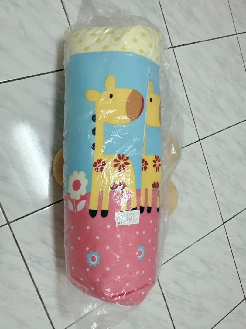 由 jjz861 (刊登 ID 1382346415，圖片 3) 提交，位於 彰化縣 (Changhua) 的 🦒卡通長頸鹿造型長枕🦒｜可拆洗｜療癒系長抱枕｜柔軟舒適｜台灣製 (類別：床具浴巾)，說明：全新 療癒系必收！💜這款卡通風🦒長頸鹿🦒造型長枕，以粉嫩撞色設計結合超柔材質，不僅外型吸睛，手感也超級舒服💚，長型設計特別適合用來側睡、抱睡或當作沙發靠枕。💗 使用100%聚酯纖維，觸感滑順不刺膚💙，內芯飽滿蓬鬆，提供絕佳支撐力。布套可拆洗，維持清潔沒煩惱！🧡 不管是放在臥室、客廳還是辦公椅上，都是妝點空間又療癒身心的好選擇！💛 ✨ 商品特色 • 🦒 卡通長頸鹿造型，色彩溫暖童趣 • 💖 柔軟親膚材質，睡覺、靠躺都舒適 • 📏 約90公分長度，適合成年人使用 • 🧼 可拆洗枕套，清潔方便又衛生 • 🧵 台灣製造，品質有保障 • ❄️ 商品有2個，皆全新 📐 商品規格 • 尺寸：約90 × 25 × 20 cm（手工測量略有誤差） • 材質：表布與裡布 100