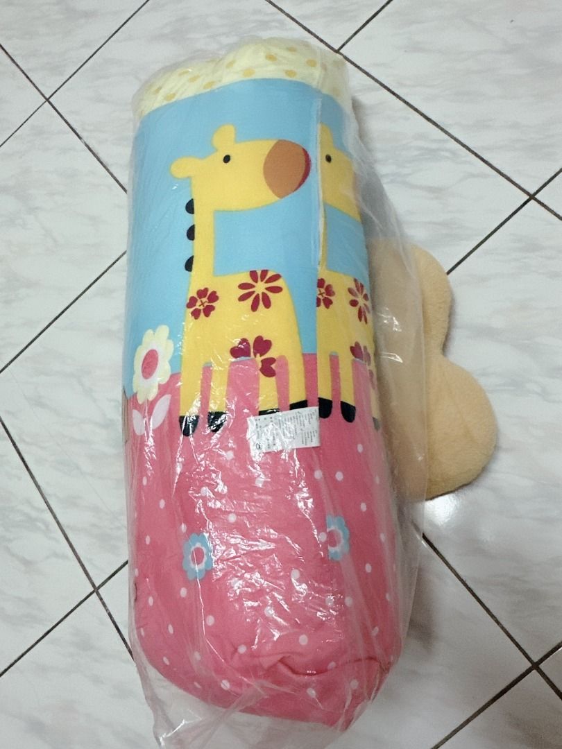 由 jjz861 (刊登 ID 1382346415，圖片 2) 提交，位於 彰化縣 (Changhua) 的 🦒卡通長頸鹿造型長枕🦒｜可拆洗｜療癒系長抱枕｜柔軟舒適｜台灣製 (類別：床具浴巾)，說明：全新 療癒系必收！💜這款卡通風🦒長頸鹿🦒造型長枕，以粉嫩撞色設計結合超柔材質，不僅外型吸睛，手感也超級舒服💚，長型設計特別適合用來側睡、抱睡或當作沙發靠枕。💗 使用100%聚酯纖維，觸感滑順不刺膚💙，內芯飽滿蓬鬆，提供絕佳支撐力。布套可拆洗，維持清潔沒煩惱！🧡 不管是放在臥室、客廳還是辦公椅上，都是妝點空間又療癒身心的好選擇！💛 ✨ 商品特色 • 🦒 卡通長頸鹿造型，色彩溫暖童趣 • 💖 柔軟親膚材質，睡覺、靠躺都舒適 • 📏 約90公分長度，適合成年人使用 • 🧼 可拆洗枕套，清潔方便又衛生 • 🧵 台灣製造，品質有保障 • ❄️ 商品有2個，皆全新 📐 商品規格 • 尺寸：約90 × 25 × 20 cm（手工測量略有誤差） • 材質：表布與裡布 100
