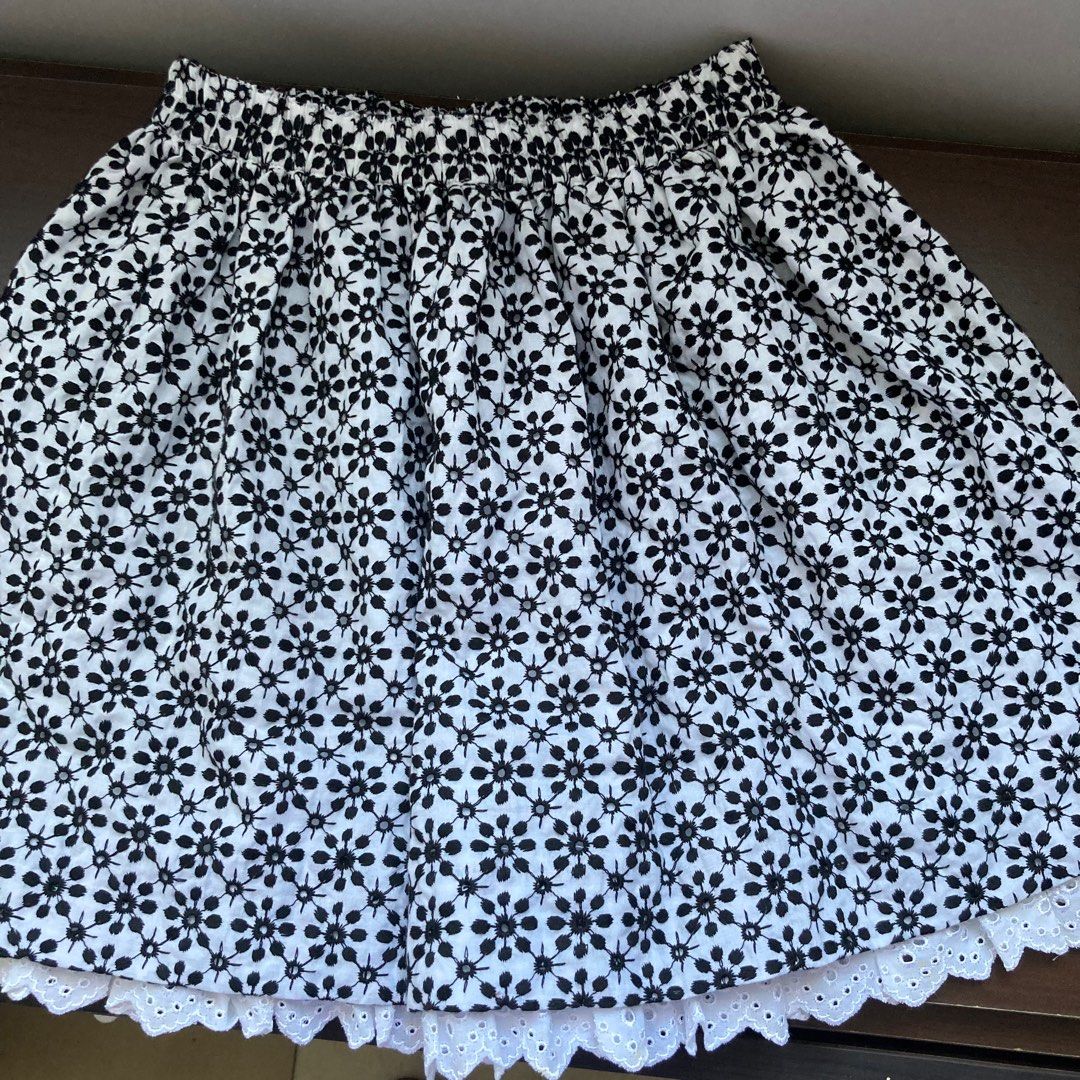 由 langbu.rewear (刊登 ID 1382420389，圖片 1) 提交，位於 台北市 (Taipei) 的 （童裝）可愛碎花蕾絲短裙 (類別：嬰兒及兒童流行時尚)，說明：✿ 尺寸｜適合約 10 歲 ✿ 狀況｜良好，無明顯瑕疵。