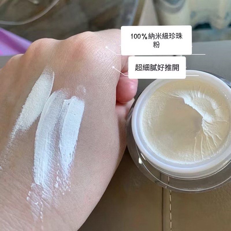 由 wwwoooooooo (刊登 ID 1382407435，圖片 2) 提交，位於 彰化縣 (Changhua) 的 💓現貨💓正版珍珠膏瓶身升級👐［愛用款］懶人素顏霜打造裸妝輕透肌 施洛貝緹 (類別：化妝品)，說明：❤️‍🔥施洛貝缇正規經銷商❤️‍🔥 請放心選購，是正品 便宜來源不保證是不是正品🤭 抹在臉上請三思🤔 我呢！自己使用施洛貝缇珍珠膏有年以上了 賣出的珍珠膏都是回頭客居多 也包括我自己 我自己不愛膚色霜類抹臉上， 戴口罩都會沾到 遇見施洛貝缇珍珠膏後就回不去了 我平時早晚保養完最後一道程序就是抹珍珠膏 珍珠膏抹上去氣色也會變好，戴口罩也不會變的髒髒的 珍珠膏使用的時候要先少少的上一層後在做疊加上去 珍珠膏是膏狀的，不要一次挖一大坨往臉上抹欸，會很像那個👻…🤣 對了，保濕做好 珍珠膏就會更好用 抹上去服貼又自然。