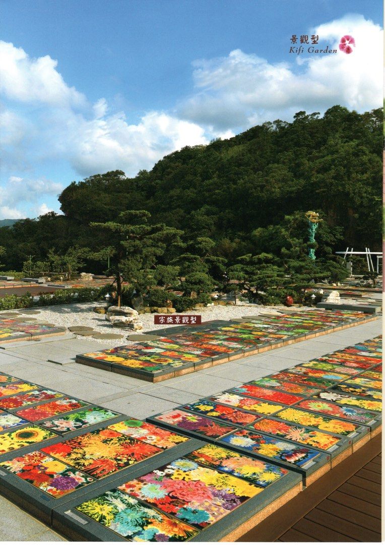 由 cak8899 (刊登 ID 1382442356，圖片 2) 提交，位於 台北市 (Taipei) 的 「花之園 家庭阡陌型」（全新可選位） (類別：其他)，說明：「花之園 家庭阡陌型（全新可選位） | 可安置4人 | 中華瓷版畫＋琉璃家徽 | 自然大地景觀」 「售價為園區定價155w，歡迎聊天詢問，本人非仲介，無手續費、無價差、溝通公開透明，不拐彎抹角，感謝🙏」 「商品介紹」（希望能直接基隆園區了解） ‼️市場上有亂開低價的有心人士注意‼️ ⚠️要小心詐騙喔⚠️⚠️要小心詐騙喔⚠️ 🌿 麗寶集團/基福山生命園區 /花之園 /家庭阡陌型（個人、小家庭） • 合法產權，全新現貨可選位，歡迎預約賞園。 • 可安置四個骨灰罈，具家族傳承型態。 • 瓷質版面採用非遺南昌技術，永不褪色，結合藝術生命的深度價值。 • 琉璃家徽採用脫蠟工藝，質感光透，象徵家族無盡祝願。 • 設計融合風、水、光、石等自然元素，園區由日本鳳集團規劃，宛如藝術公園般浪漫。 • 親身感受雲霧繚繞、白鷺飛翔、老鷹盤旋