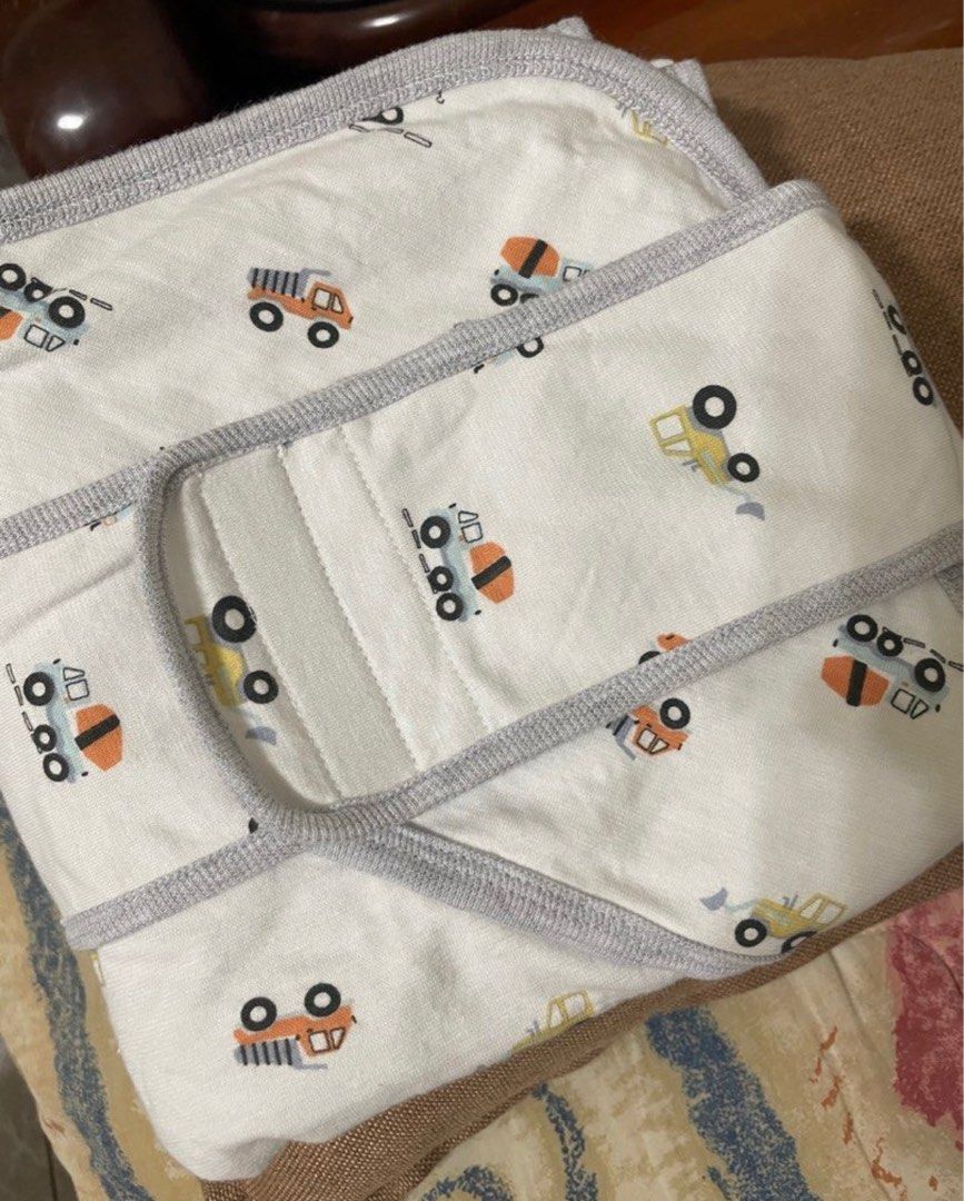 由 lovezeze (刊登 ID 1382297520，圖片 1) 提交，位於 高雄市 (Kaohsiung) 的 麗嬰房包巾 出月子包巾 小被被 (類別：嬰兒及兒童流行時尚)，說明：僅下水洗過沒使用到。