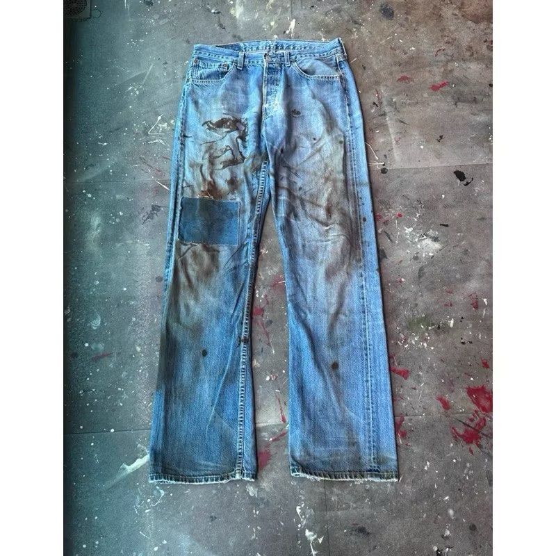 由 yessecondhandgoods (刊登 ID 1382325443，圖片 1) 提交，位於 台東縣 (Taitung) 的 < Acne studio 激似款> Levis 501 冰藍 泥染 仿舊 水洗 破壞 拼布 牛仔褲 丹寧褲 丹寧 牛仔 (類別：牛仔褲)，說明：vintage levis501 00s 水洗破壞藍牛牛褲 頂級刷色 手工平量數據如下 腰圍82 褲長110 介紹：經典熱門501褲型 最帥水洗藍色 破壞效果 腰牌點綴 辨識度拉滿 百搭直筒褲型 上身有型 不要錯過 日潮必備 #vintage 。