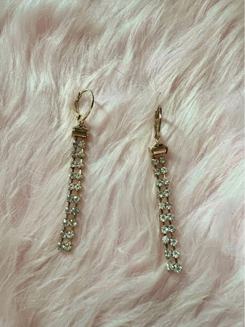🔴 DANGLING EARINGS W/ STONES (Category: Earrings) located in Quezon City. Submitted by fst30 (Listing ID 1382340431, Image 1). Description: .