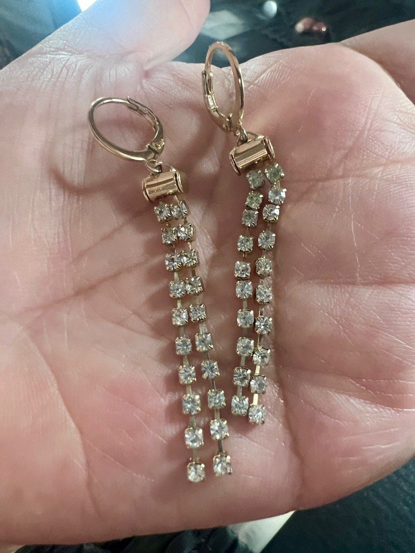 🔴 DANGLING EARINGS W/ STONES (Category: Earrings) located in Quezon City. Submitted by fst30 (Listing ID 1382340431, Image 2). Description: .