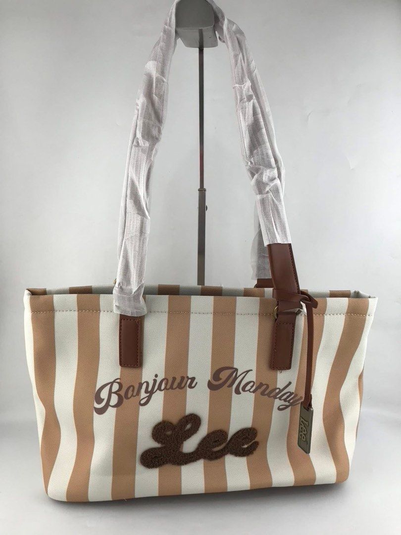 🍀 Lee Tote (Category: Luxury Bags & Wallets) located in Manila. Submitted by vera.prudence (Listing ID 1382381687, Image 3). Description: 🍀 Lee Tote L 40.5cm x W 13.5cm x H 25cm P1,300 Actual Photo Plus SF.