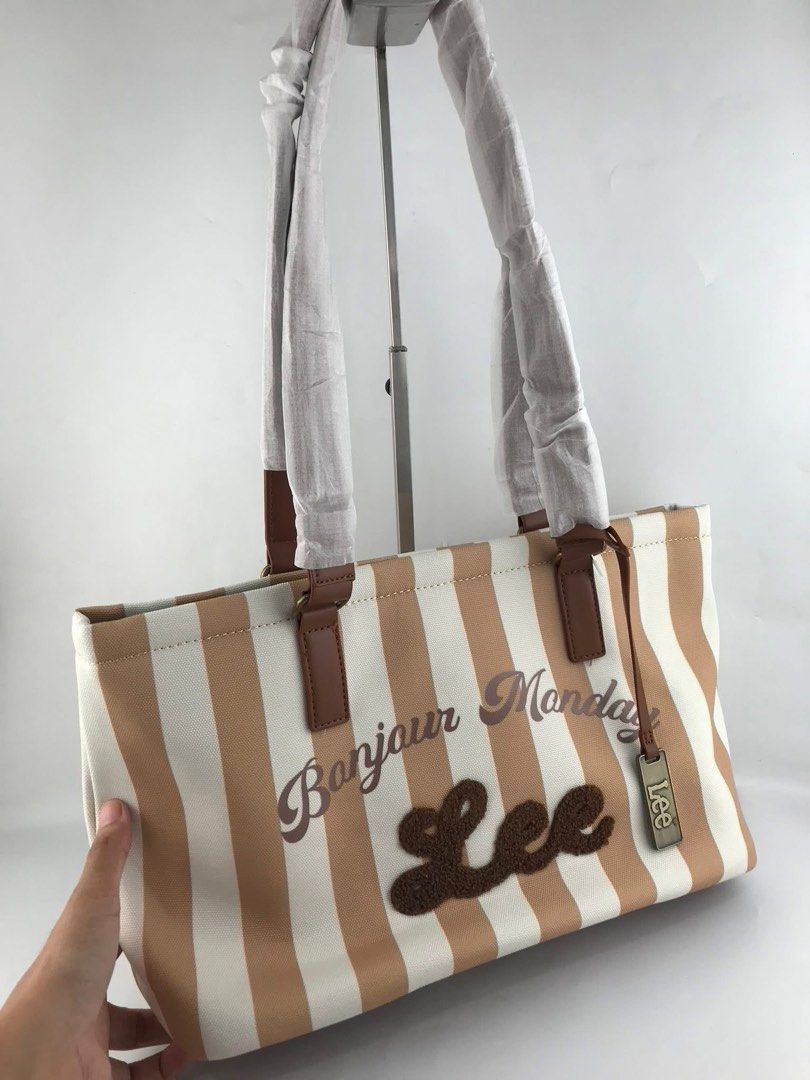 🍀 Lee Tote (Category: Luxury Bags & Wallets) located in Manila. Submitted by vera.prudence (Listing ID 1382381687, Image 2). Description: 🍀 Lee Tote L 40.5cm x W 13.5cm x H 25cm P1,300 Actual Photo Plus SF.