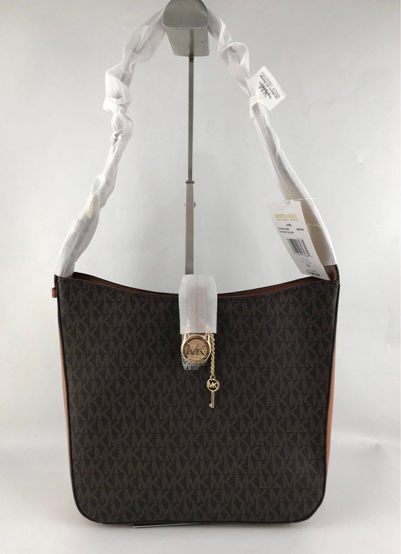 🍀 MK Lyra Small Shoulder Bag (Category: Luxury Bags & Wallets) located in Manila. Submitted by vera.prudence (Listing ID 1382349553, Image 2). Description: 🍀 MK Lyra Small Shoulder Bag 10.5” x 9.25” x 4.25” P2,300 Actual Photo Plus SF.