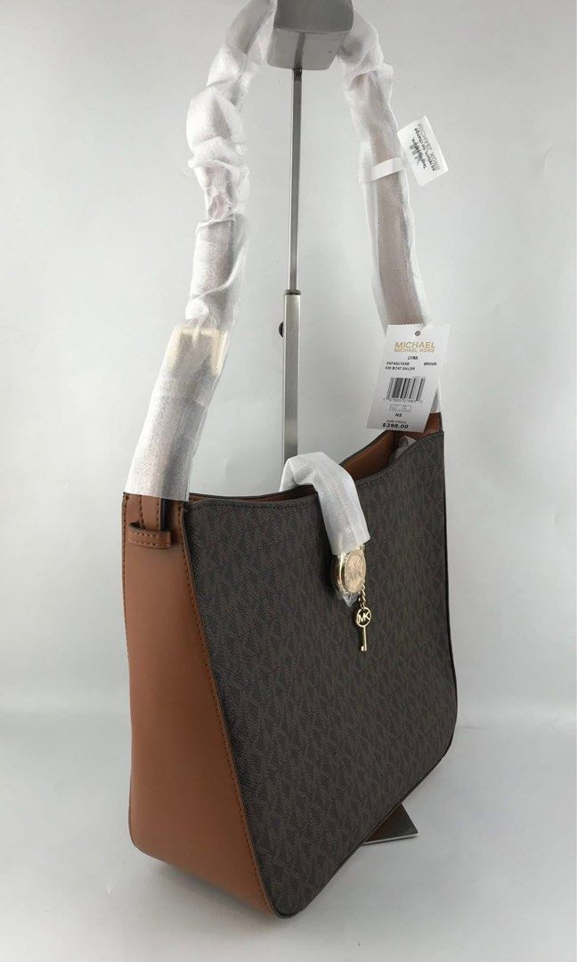 🍀 MK Lyra Small Shoulder Bag (Category: Luxury Bags & Wallets) located in Manila. Submitted by vera.prudence (Listing ID 1382349553, Image 3). Description: 🍀 MK Lyra Small Shoulder Bag 10.5” x 9.25” x 4.25” P2,300 Actual Photo Plus SF.