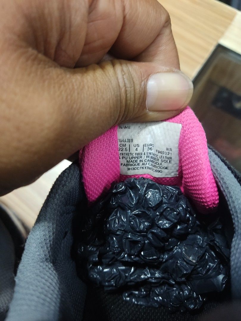 Asics (Kategori: Orang Tua, Bayi & Anak - Lainnya) berada di Bukittinggi. Dikirim oleh nrbranded (ID iklan 1382301609, Gambar 2). Deskripsi: 𝐁𝐫𝐚𝐧𝐝 : 𝘼𝙨𝙞𝙘𝙨 𝐒𝐢𝐳𝐞 : 36 (225) 𝐌𝐚𝐝𝐞 𝐢𝐧 : 𝘾𝙖𝙢𝙗𝙤𝙙𝙞𝙖 𝐊𝐨𝐧𝐝𝐢𝐬𝐢 : 9/10.