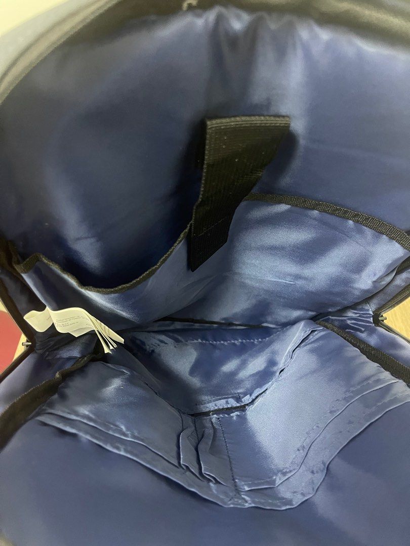 Backpack （分類：背包）位於 Hong Kong。 由 holly_chan 提交（商品編號 1382385250，圖片 4）。簡介： 可放手提電腦。