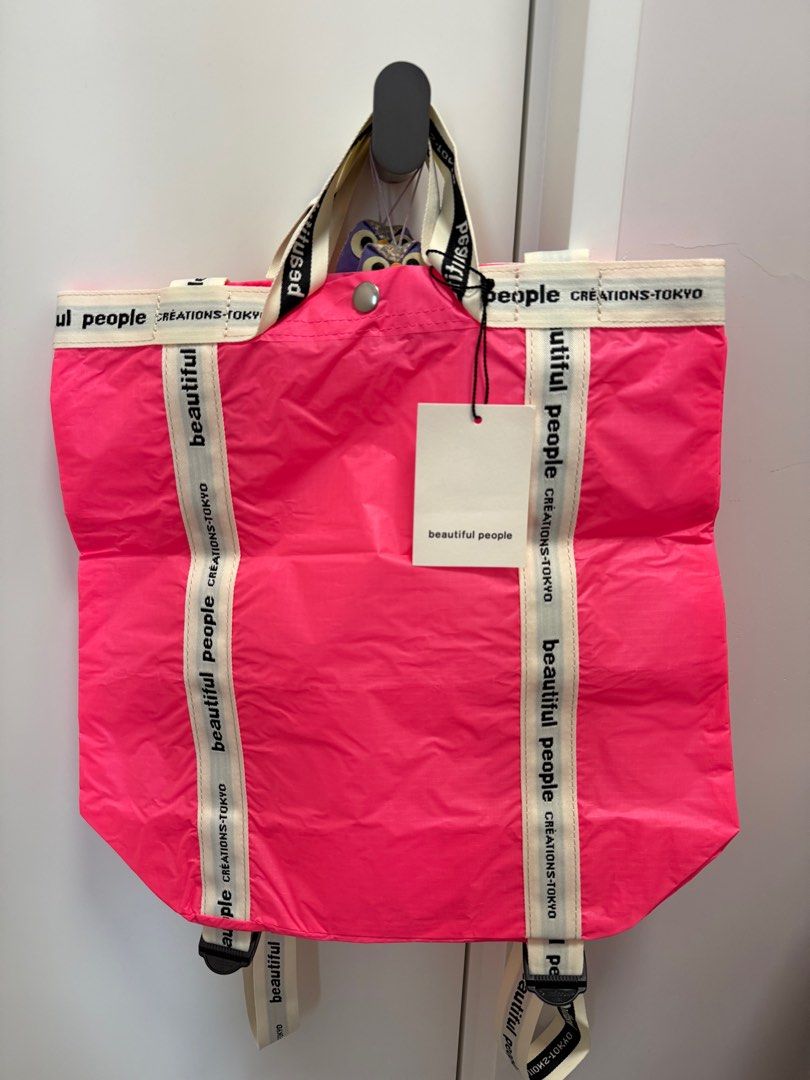 Beautiful People Spring Sail Cloth Logo Tape Backpack （分類：背囊）位於 Hong Kong。 由 maylu1 提交（商品編號 1382310483，圖片 1）。簡介： 購自日本全新未用過，日本製，可以用作背包或手提包，閒置物品，保存良好 Shocking pink 不約交收，順豐到付🙏🏻。