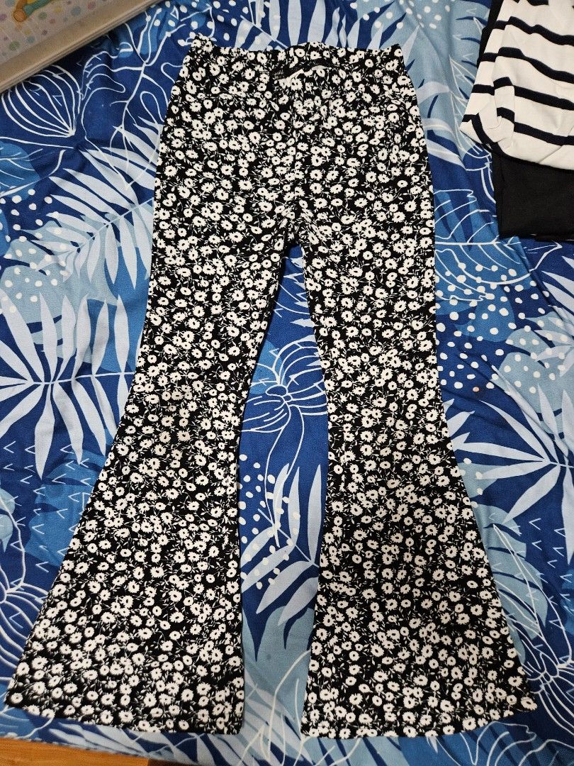 Bell bottom black fitted pants 8 yeara old (Category: Babies & Kids Fashion) located in Manila. Submitted by annmd (Listing ID 1382331131, Image 1). Description: Shein 8 years old Nice fit.