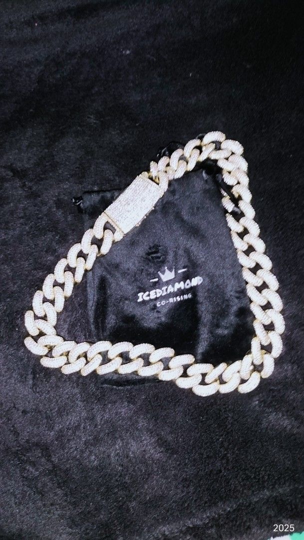 Cuban Links by ICEDIAMOND CO/RISING (Category: Cuff Links) located in Urdaneta. Submitted by bernizonlineshop (Listing ID 1382442751, Image 1). Description: Icediamond co/rising cuban link gold with crystals no scratches non tarnish 150USD 16-17 inches length.