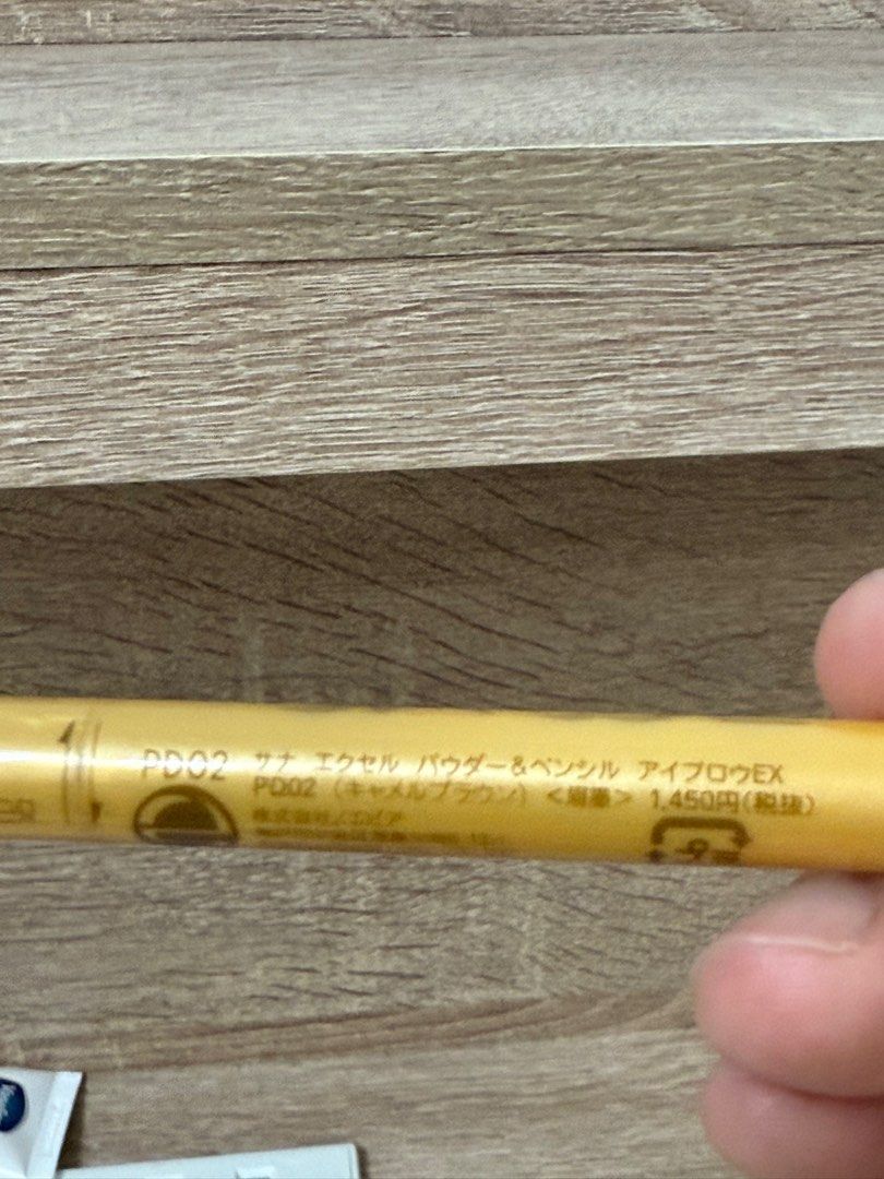 由 lliliuilu (刊登 ID 1382353342，圖片 2) 提交，位於 台中市 (Taichung) 的 excel眉筆 PD02 (類別：眼部彩妝、保養)，說明：今年購於屈臣氏 很新 只使用過眉筆部分兩次 眉粉未使用 與髮色不適合故售出 顏色為PD02 焦糖棕 。