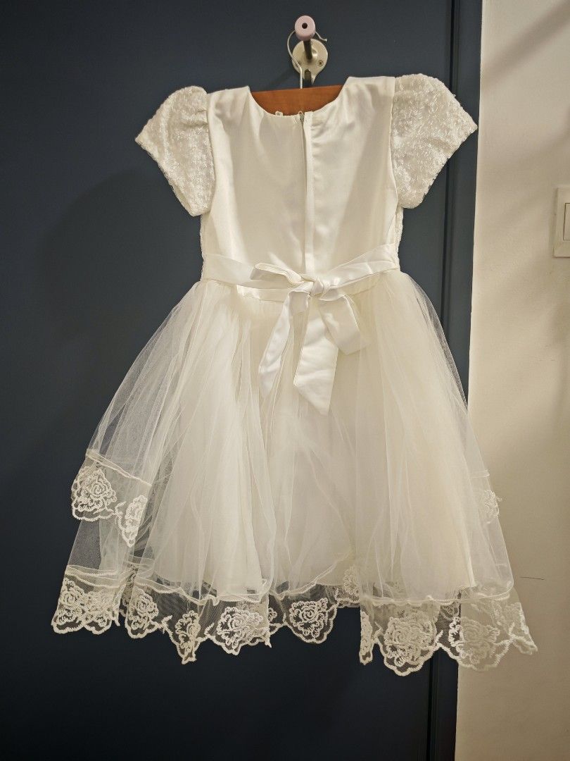 Flowers Girl Dress (Category: Babies & Kids Fashion) located in Sungai Buloh. Submitted by izyansafuraashahimi (Listing ID 1382369142, Image 2). Description: - Pakai baru 2x semasa Majlis Kahwin. - boleh pakai petticoat skirt untuk kembangkan skirt. - Boleh Nego - Jualan Clear Almari.