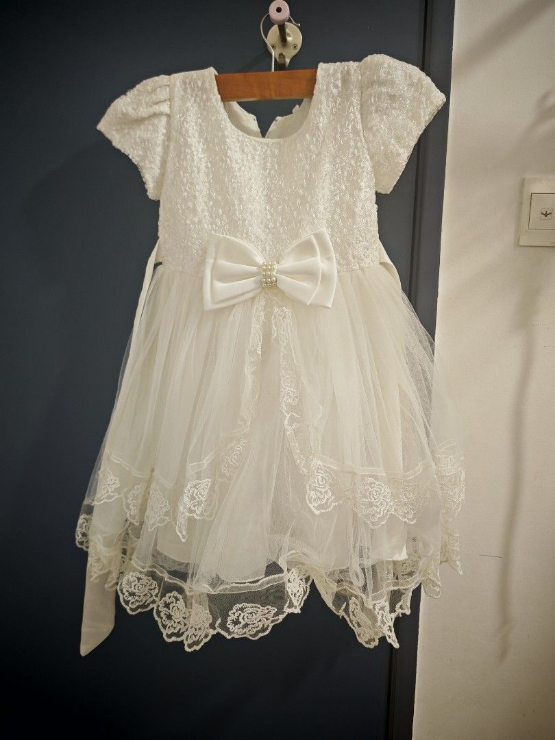Flowers Girl Dress (Category: Babies & Kids Fashion) located in Sungai Buloh. Submitted by izyansafuraashahimi (Listing ID 1382369142, Image 1). Description: - Pakai baru 2x semasa Majlis Kahwin. - boleh pakai petticoat skirt untuk kembangkan skirt. - Boleh Nego - Jualan Clear Almari.