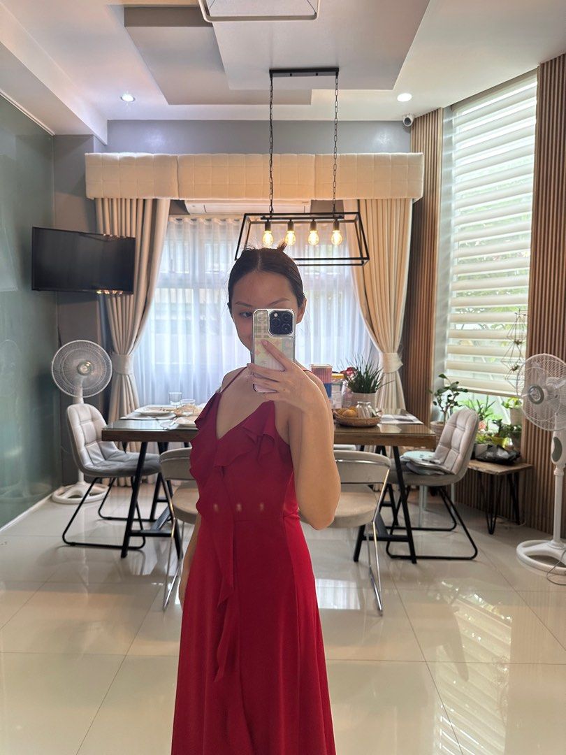 [FOR RENT] Maroon Red Ruffle Sleeveless Long Evening Dress (Category: Evening dresses & gowns) located in Paranaque City. Submitted by ndeclutters (Listing ID 1382417536, Image 3). Description: • Bust: 32-34| Waistline: 24-26 | Length: 40.5” | Height Reference: 5’0 • Color may vary due to lighting. • Perfect for birthdays, weddings, graduations, oathtaking, and other formal events. Rental Guidelines: • Rental fee: Php 600 | Good for 4 days max (D