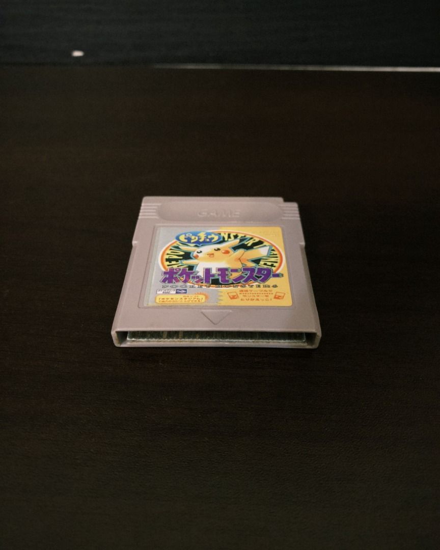 由 cycstore17 (刊登 ID 1382368417，圖片 3) 提交，位於 台中市 (Taichung) 的 Game boy 卡帶 寶可夢 皮卡丘 台版 X419 (類別：其他電玩遊戲)，說明：🎮 Game Boy 卡帶 寶可夢 皮卡丘 台版 二手品 🎮 經典懷舊 Game Boy《寶可夢 皮卡丘》台版卡帶，皮卡丘陪你重溫童年抓寶回憶⚡️！ 此商品為二手品，外觀品項如圖，購買前請詳閱照片～ ✔ Game Boy 台版卡帶 ✔ 寶可夢 皮卡丘版 經典必收 ✔ 收藏、把玩、回味童年皆適合 📌 二手品，售出不退換 📮快速出貨｜用心包裝｜歡迎提問！ 📌【購物須知｜請務必詳閱】 1. 本賣場部分為【二手/展示品】商品，可能會有輕微使用痕跡，完美主義者請斟酌下單。 2.商品到貨隔日起享有7日鑑賞（猶豫）期權益（依消保法規定） ※請注意：「鑑賞期≠試用期」，鑑賞期內如欲辦理退貨，商品需保持全新狀態且包裝完整（含商品本體、配件、說明書、包裝、贈品等），否則將影響退換貨權益。 3.開