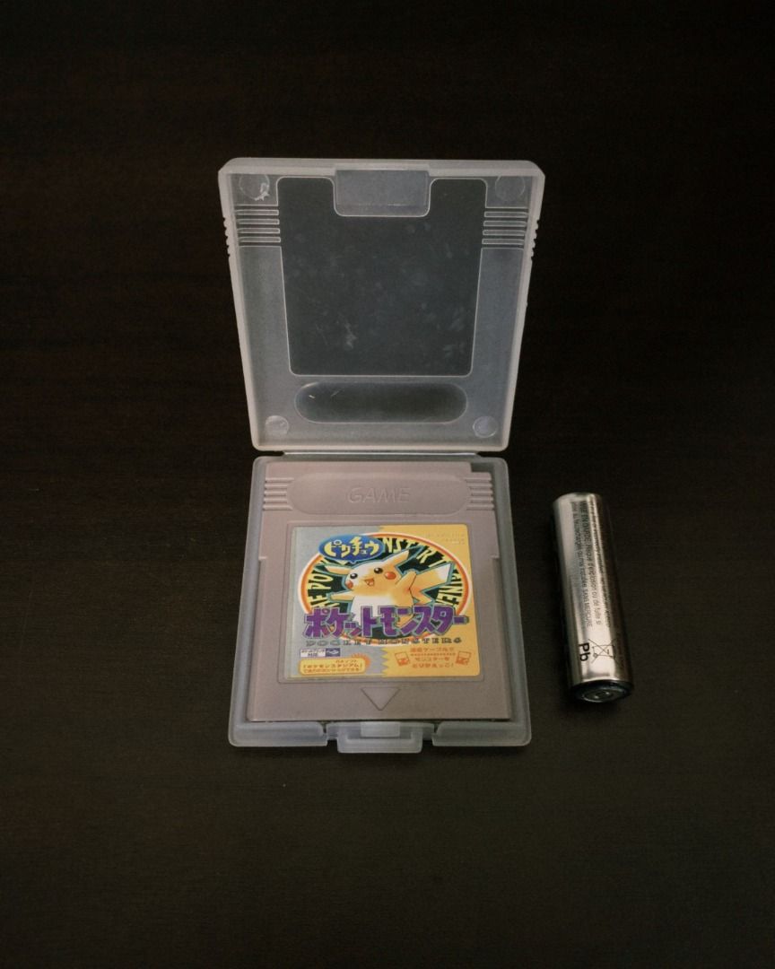 由 cycstore17 (刊登 ID 1382368417，圖片 1) 提交，位於 台中市 (Taichung) 的 Game boy 卡帶 寶可夢 皮卡丘 台版 X419 (類別：其他電玩遊戲)，說明：🎮 Game Boy 卡帶 寶可夢 皮卡丘 台版 二手品 🎮 經典懷舊 Game Boy《寶可夢 皮卡丘》台版卡帶，皮卡丘陪你重溫童年抓寶回憶⚡️！ 此商品為二手品，外觀品項如圖，購買前請詳閱照片～ ✔ Game Boy 台版卡帶 ✔ 寶可夢 皮卡丘版 經典必收 ✔ 收藏、把玩、回味童年皆適合 📌 二手品，售出不退換 📮快速出貨｜用心包裝｜歡迎提問！ 📌【購物須知｜請務必詳閱】 1. 本賣場部分為【二手/展示品】商品，可能會有輕微使用痕跡，完美主義者請斟酌下單。 2.商品到貨隔日起享有7日鑑賞（猶豫）期權益（依消保法規定） ※請注意：「鑑賞期≠試用期」，鑑賞期內如欲辦理退貨，商品需保持全新狀態且包裝完整（含商品本體、配件、說明書、包裝、贈品等），否則將影響退換貨權益。 3.開