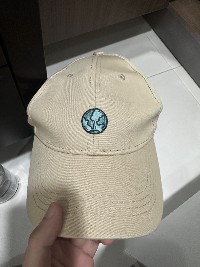 Cap (Category: Caps & Hats) located in Singapore. Submitted by yy00c (Listing ID 1382467607, Image 2). Description: .