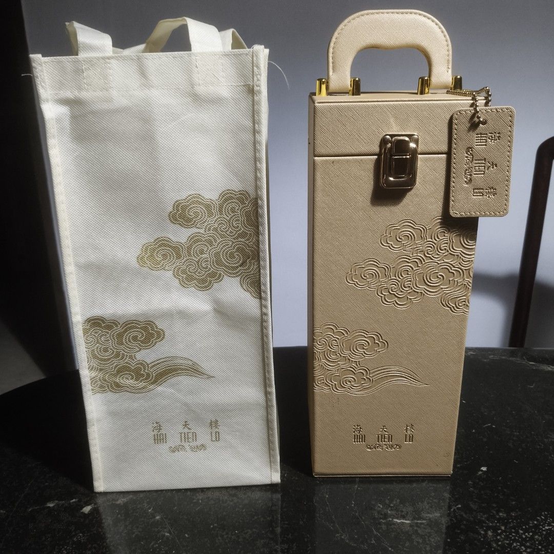 Hai Tien Lo Golden Mooncake Box With Handle
