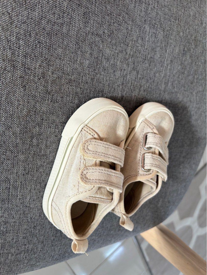 H&M baby shoes (Category: Babies & Kids Fashion) located in Pasir Mas. Submitted by zulaikha.ism (Listing ID 1382403785, Image 2). Description: Size 12m-18m Measurement in last photo.