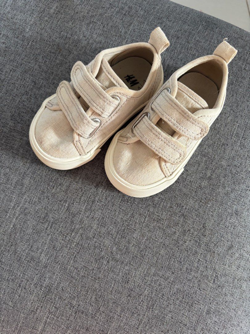 H&M baby shoes (Category: Babies & Kids Fashion) located in Pasir Mas. Submitted by zulaikha.ism (Listing ID 1382403785, Image 1). Description: Size 12m-18m Measurement in last photo.