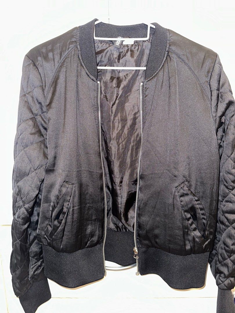 [H&M] black bomber jacket (Category: Coats, Jackets and Outerwear) located in Manila. Submitted by declutterbyaira (Listing ID 1382475654, Image 1). Description: - size 8 .