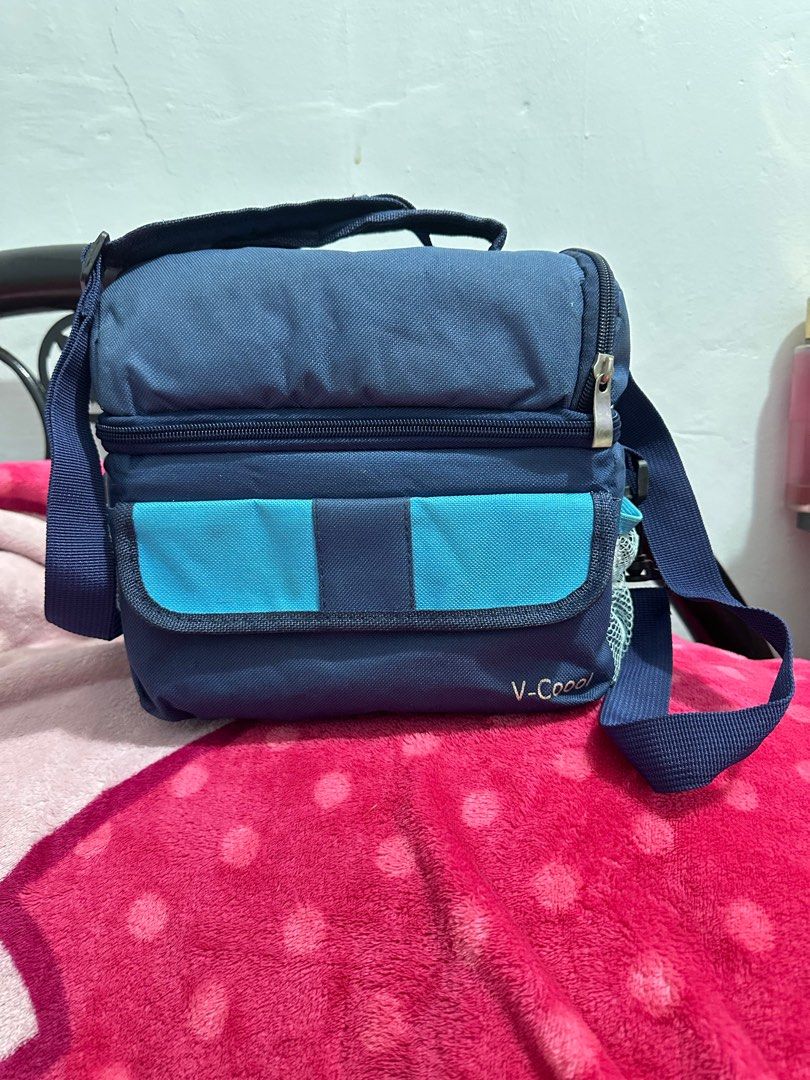 Insulated bag for breast milk (Category: Breastfeeding & Bottle Feeding) located in Caloocan City. Submitted by patriciamarievasquez (Listing ID 1382442843, Image 1). Description: -coldness up to 18hrs with ice brick -lightly used -all zipper working -saglit lang nagamit -free last photo, 5pcs breast milk pouch .