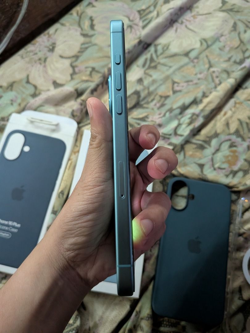 Iphone 16 plus 128gb (Category: iPhone 16 Series) located in Antipolo. Submitted by gergely (Listing ID 1382493394, Image 3). Description: Iphone 16 plus 128gb Makinis, ilang beses palang nacharged as you can see sa posted pics, 100% pa din battery. This year lang nabili. May receipt din ako ng napagbilhan ko for proof na legit at brand new sya nung nabili. Kasama na din sa package yung 2 case, which is apple magsafe silicone pa yung isa worth 34