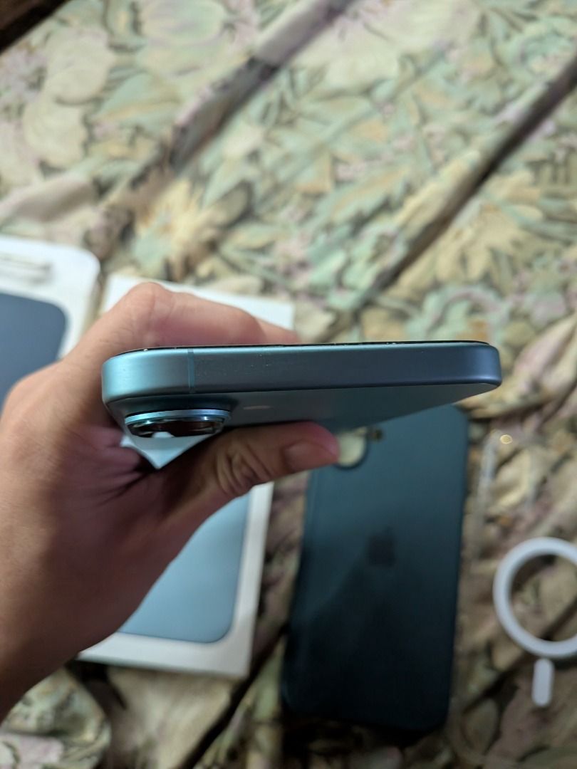 Iphone 16 plus 128gb (Category: iPhone 16 Series) located in Antipolo. Submitted by gergely (Listing ID 1382493394, Image 2). Description: Iphone 16 plus 128gb Makinis, ilang beses palang nacharged as you can see sa posted pics, 100% pa din battery. This year lang nabili. May receipt din ako ng napagbilhan ko for proof na legit at brand new sya nung nabili. Kasama na din sa package yung 2 case, which is apple magsafe silicone pa yung isa worth 34