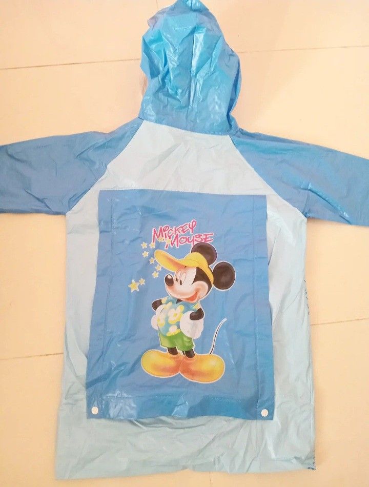 Jas Hujan Anak Mickey Mouse (Kategori: Orang Tua, Bayi & Anak - Lainnya) berada di Jakarta Barat. Dikirim oleh shopbyrui (ID iklan 1382403588, Gambar 2). Deskripsi: Jas Hujan Mickey Mouse Warna Biru Size S 100-110 cm No defect..