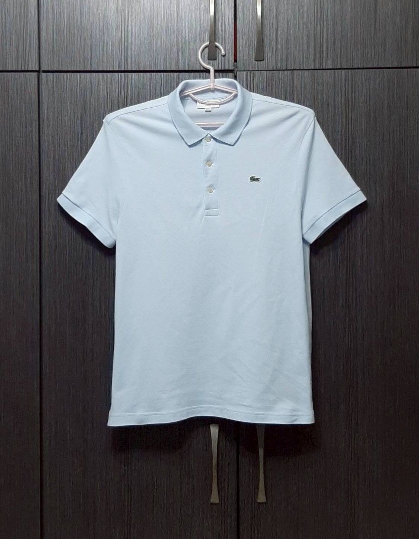 由 gabby0610 (刊登 ID 1382483762，圖片 2) 提交，位於 台中市 (Taichung) 的 近新門市正品Lacoste Slim Fit鱷魚天空藍休閒短袖Polo衫6號 (類別：T恤、Polo衫)，說明：約9.2成新～ 尺寸: 6號 肩寬：49cm 胸圍：53cm 袖長：22cm 衣長 : 74cm 平量單位(公分)。