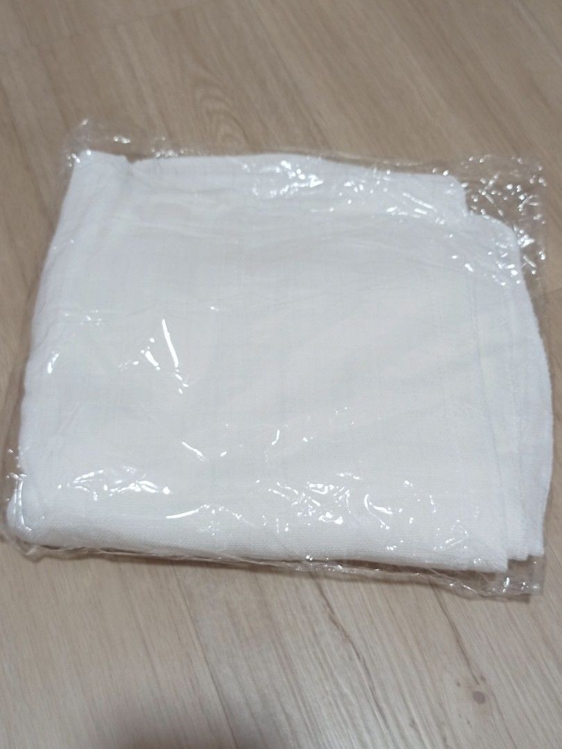 Lampin (Category: Other Baby Bathing & Changing Needs) located in Bayan Lepas. Submitted by nimadetamade (Listing ID 1382452613, Image 1). Description: 4pcs 48*75cm.